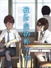 江畔社区书房靠窗的书架，最上层摆放着剧集改编原著与剧本读本